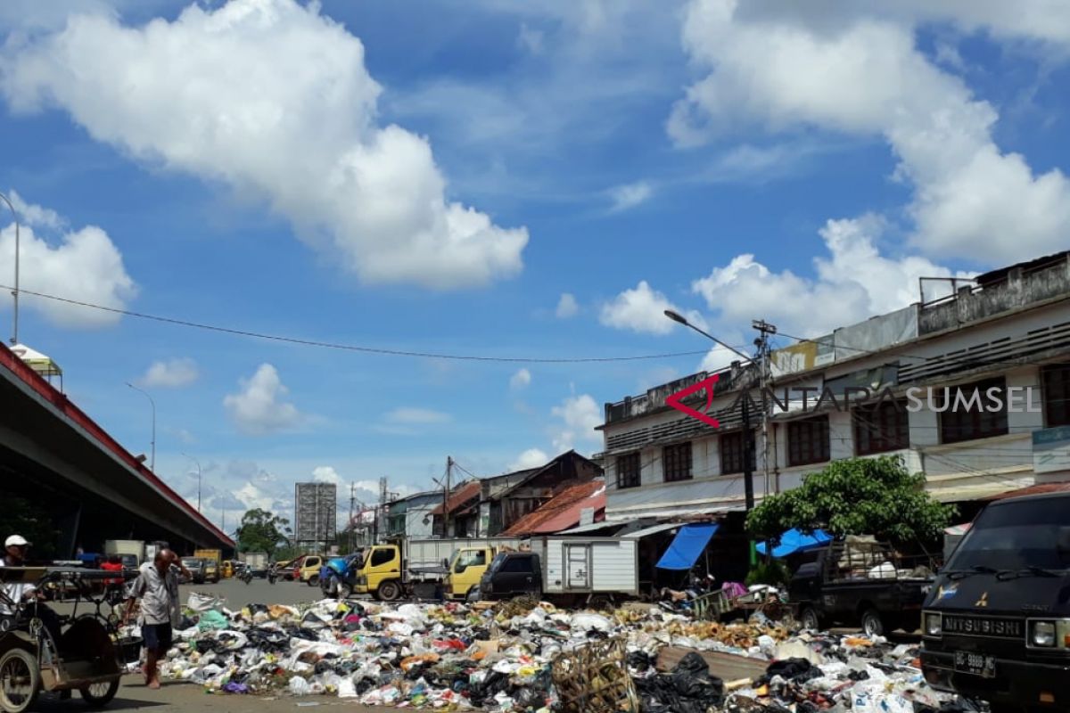 Mobil rusak jadi alasan sampah menumpuk di jalan