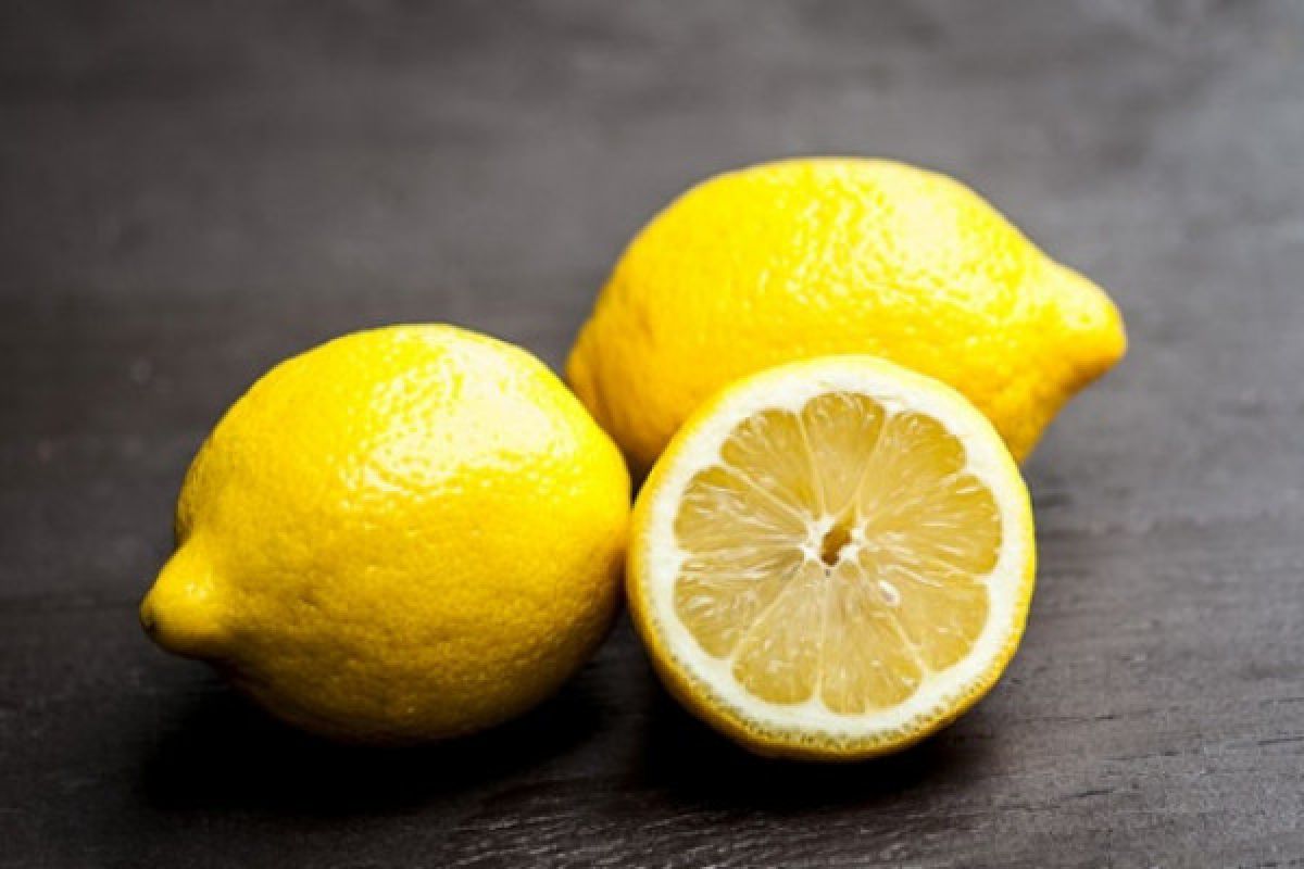 Selain turunkan berat badan, ini manfaat air lemon