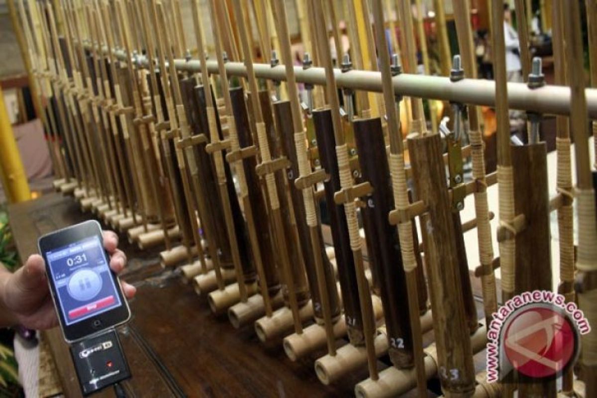 Kolaborasi penyanyi Australia iringan angklung lantunkan bengawan Solo