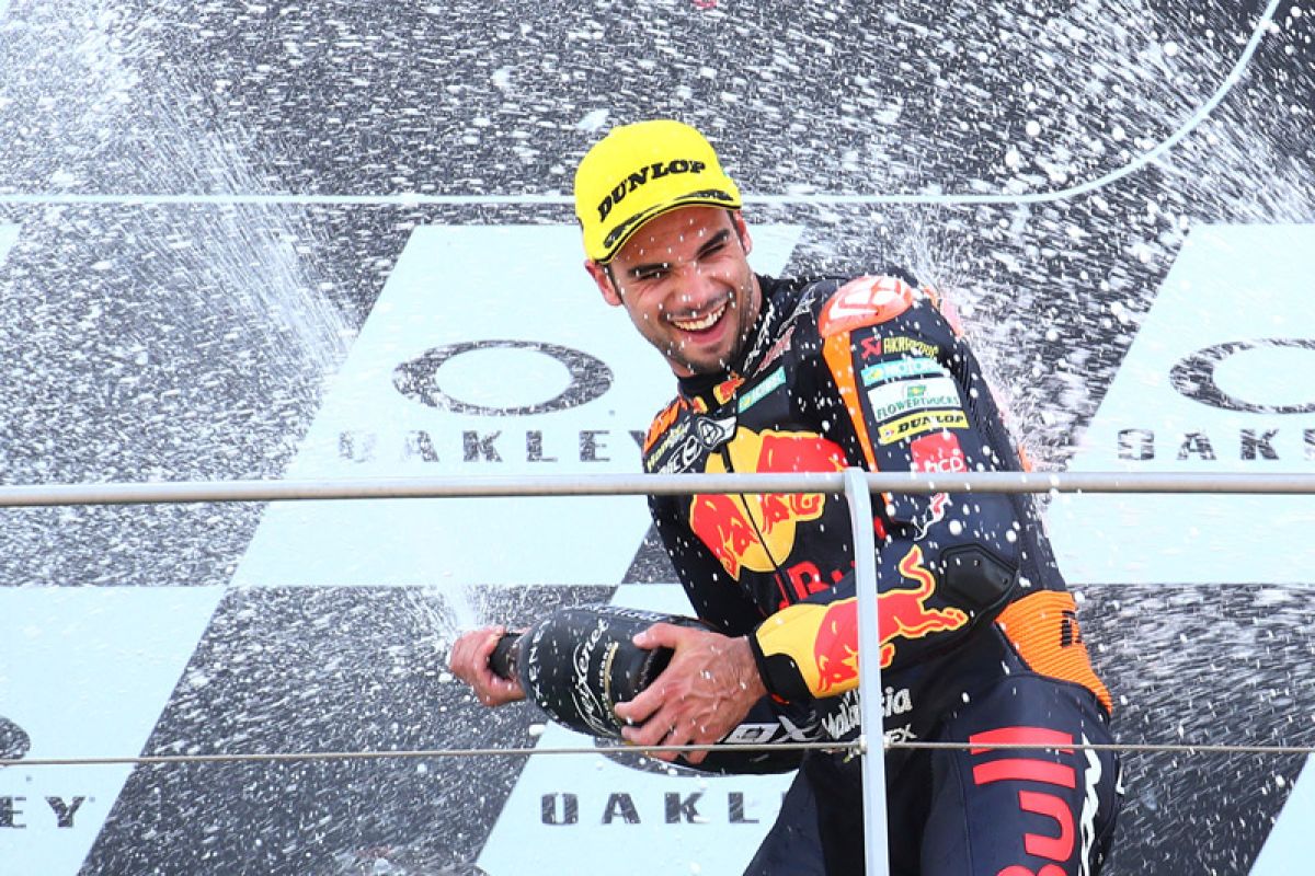 Oliveira juara GP Indonesia, jinakkan lintasan basah Mandalika