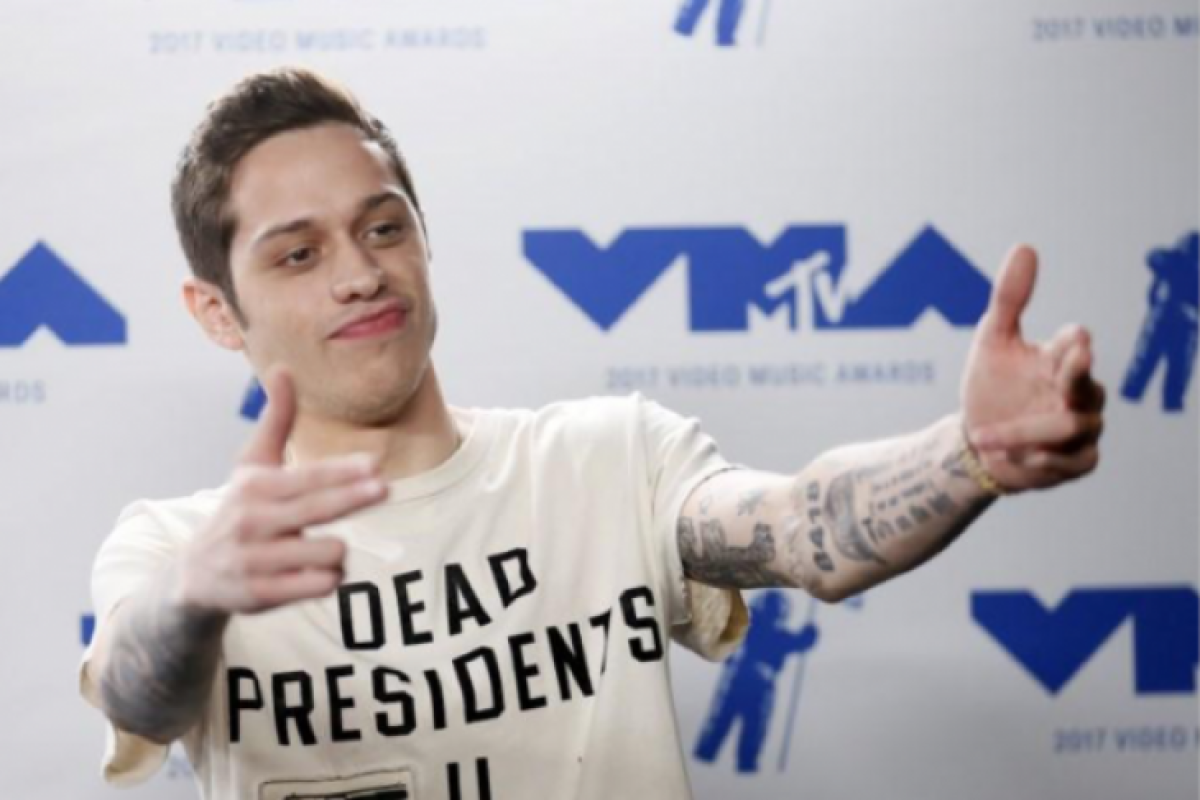 Pete Davidson menginformasi pertunangannya dengan Ariana Grande