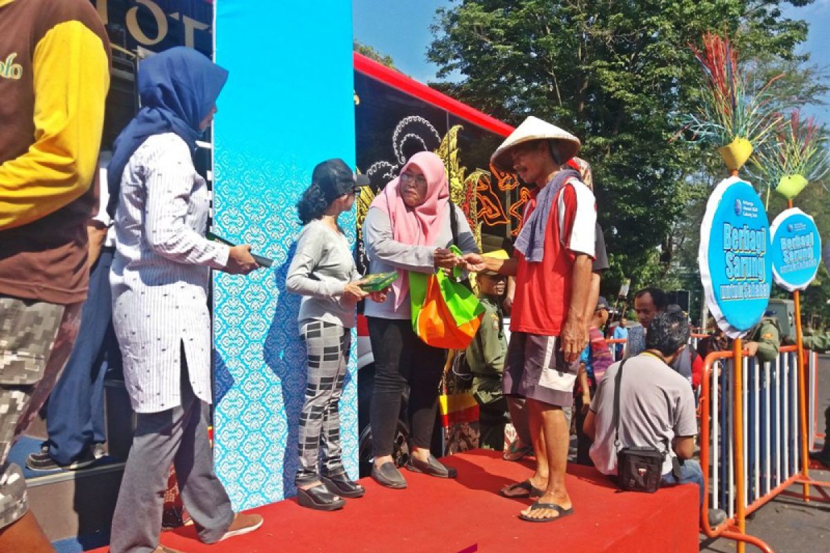 Kagama Solo bagikan sarung kepada 1.000-an tukang becak