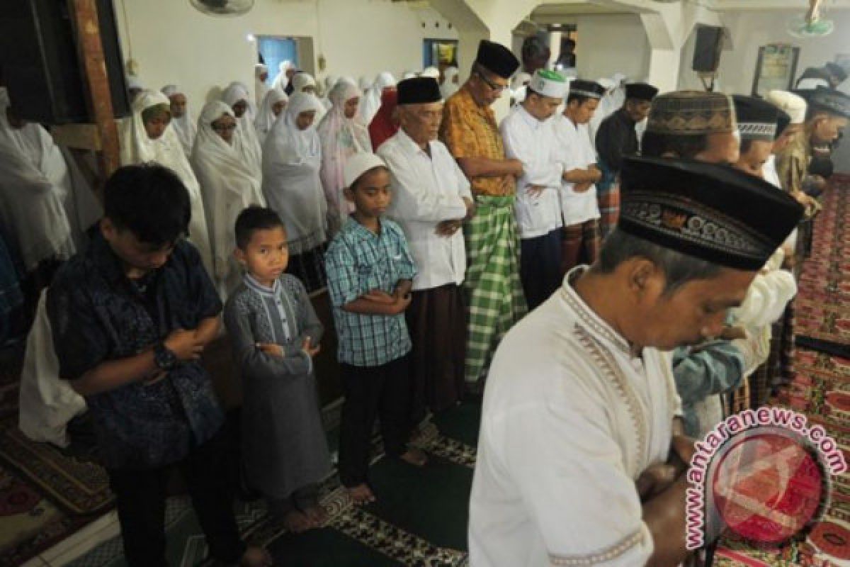 Jamaah Naqsabandiyah di Mataram Idul Fitri Kamis