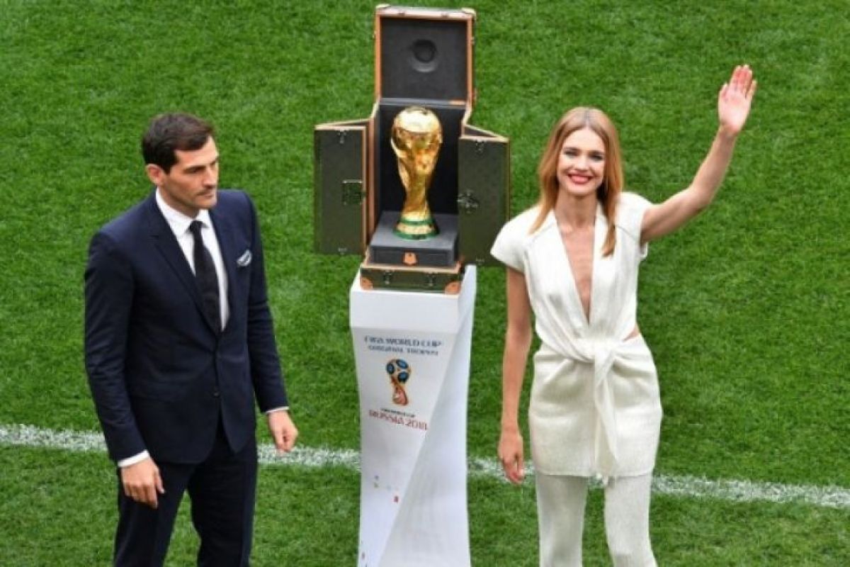 Trofi, Putin dan Robbie Williams meriahkan seremoni pembukaan Piala Dunia