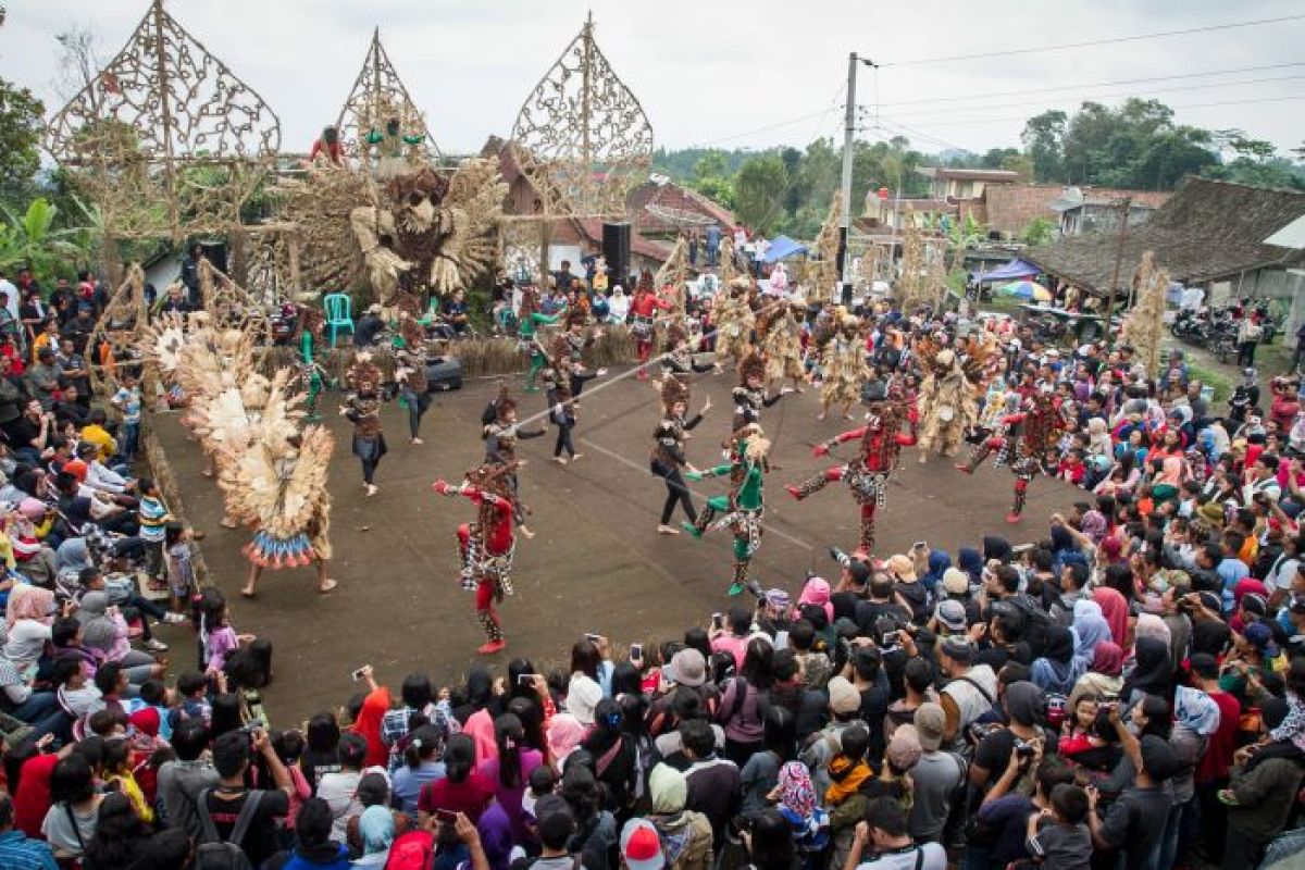 Puncak kemarau berkelindan musim festival