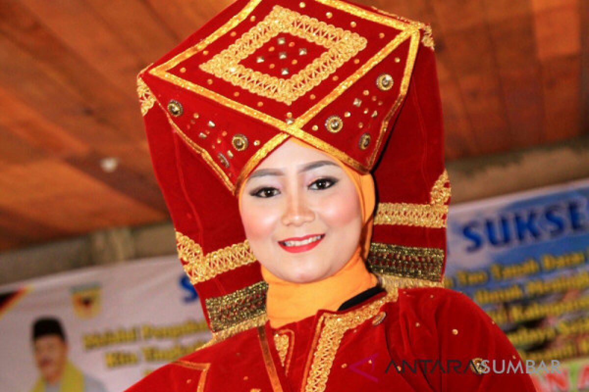 Bundo Kanduang Tanah Datar gelar Fashion Show lestarikan pakaian adat