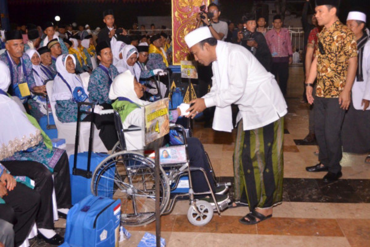 Bupati Lombok Barat berpesan agar CJH sabar dan ikhlas