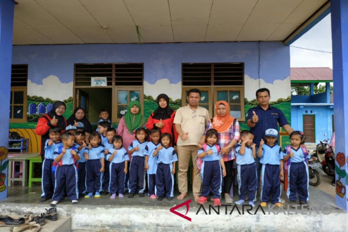 Prihatin murid lesehan, Karang Taruna Kotim patungan bantu meja kursi