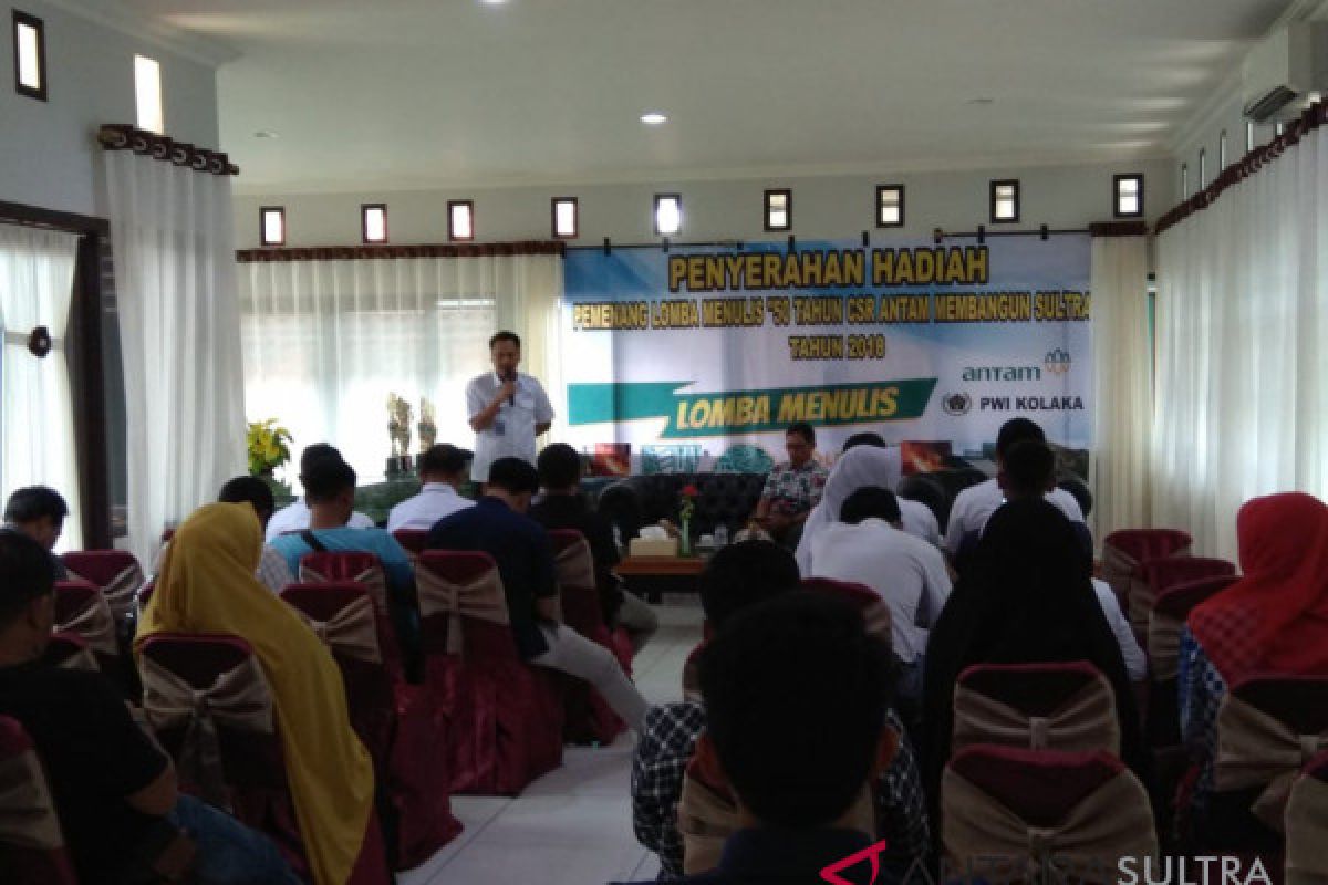 Antam serahkan hadiah lomba menulis CSR