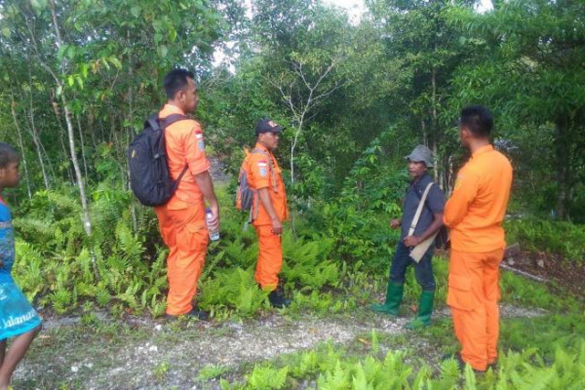 Personel Basarnas dikerahkan  mencari warga hilang di hutan Muna