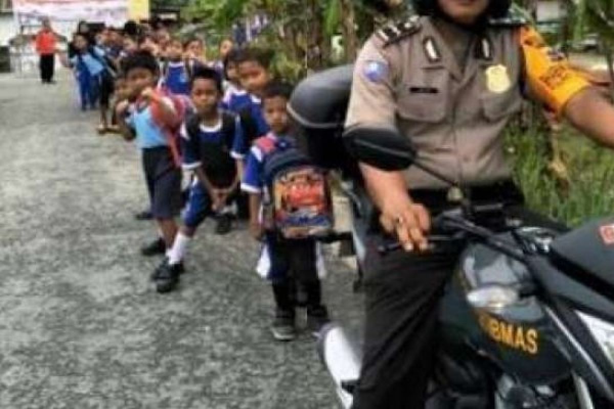 Bhabinkamtibmas di Inhu ini Bantu Anak Kurang Mampu Masuk Sekolah