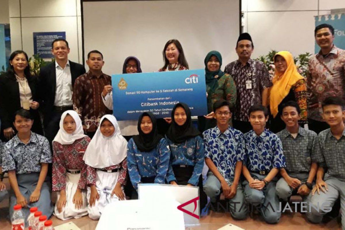 50 tahun, Citibank donasikan perangkat komputer ke sekolah