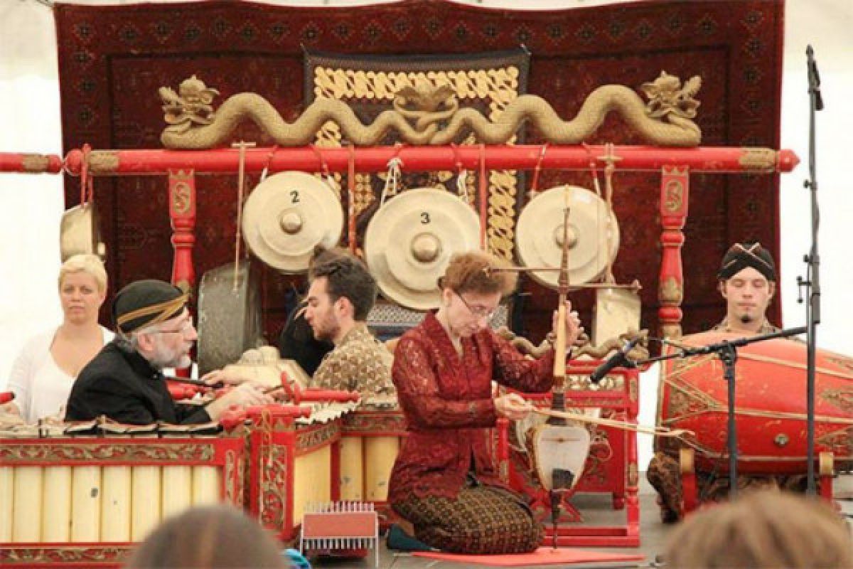 Grup Gamelan asuhan KBRI mengalun di pinggir Danau Hongaria