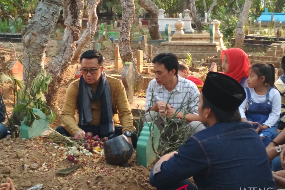 Menpora ziarah ke makam kerabat di Kudus