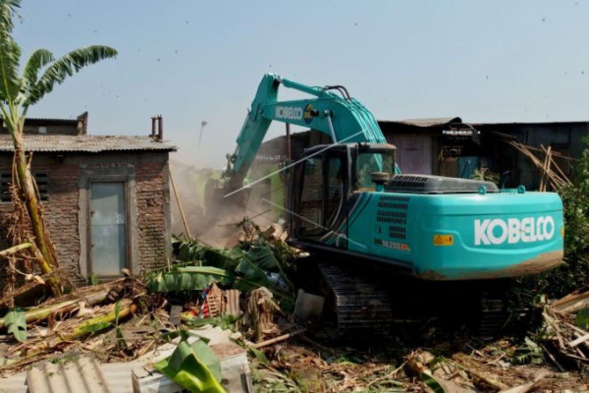 Pembongkaran kios PKL Sungai BKT dilanjutkan