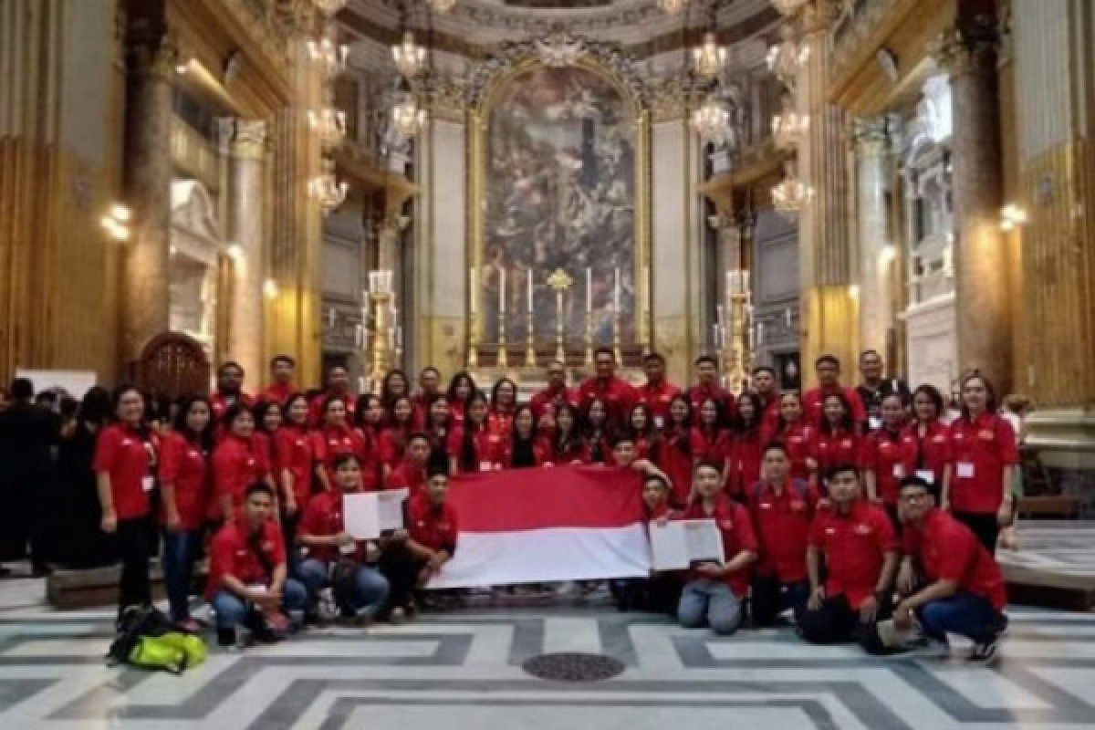 Paduan suara "Choral Societe" Manado juara di Italia