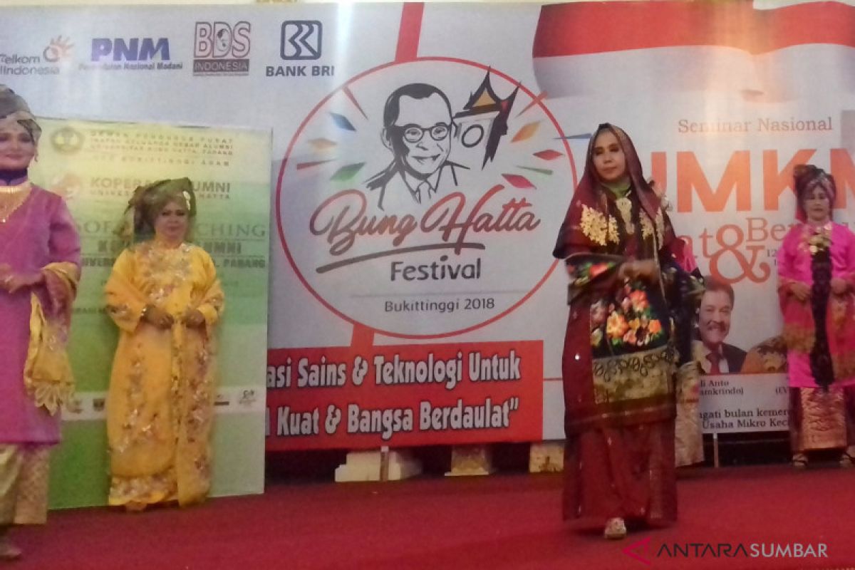 Fashion show baju kuruang basiba lestarikan budaya Minang