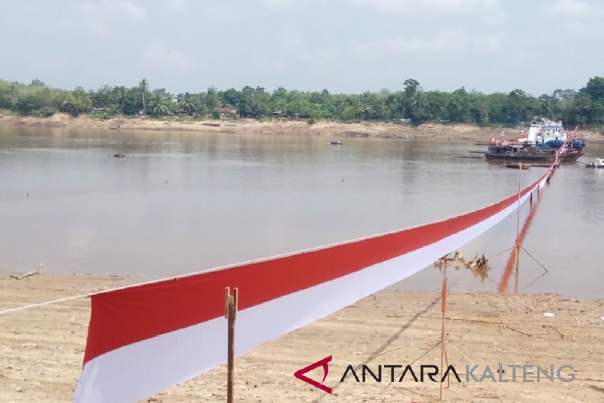 Polres Barsel bentangkan bendera sepanjang 550 meter