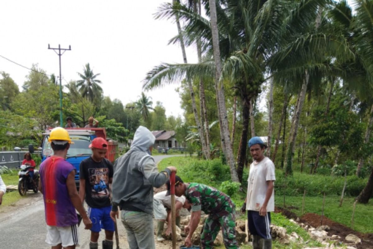 Babinsa Kepulauan Talaud bantu bangun saluran air