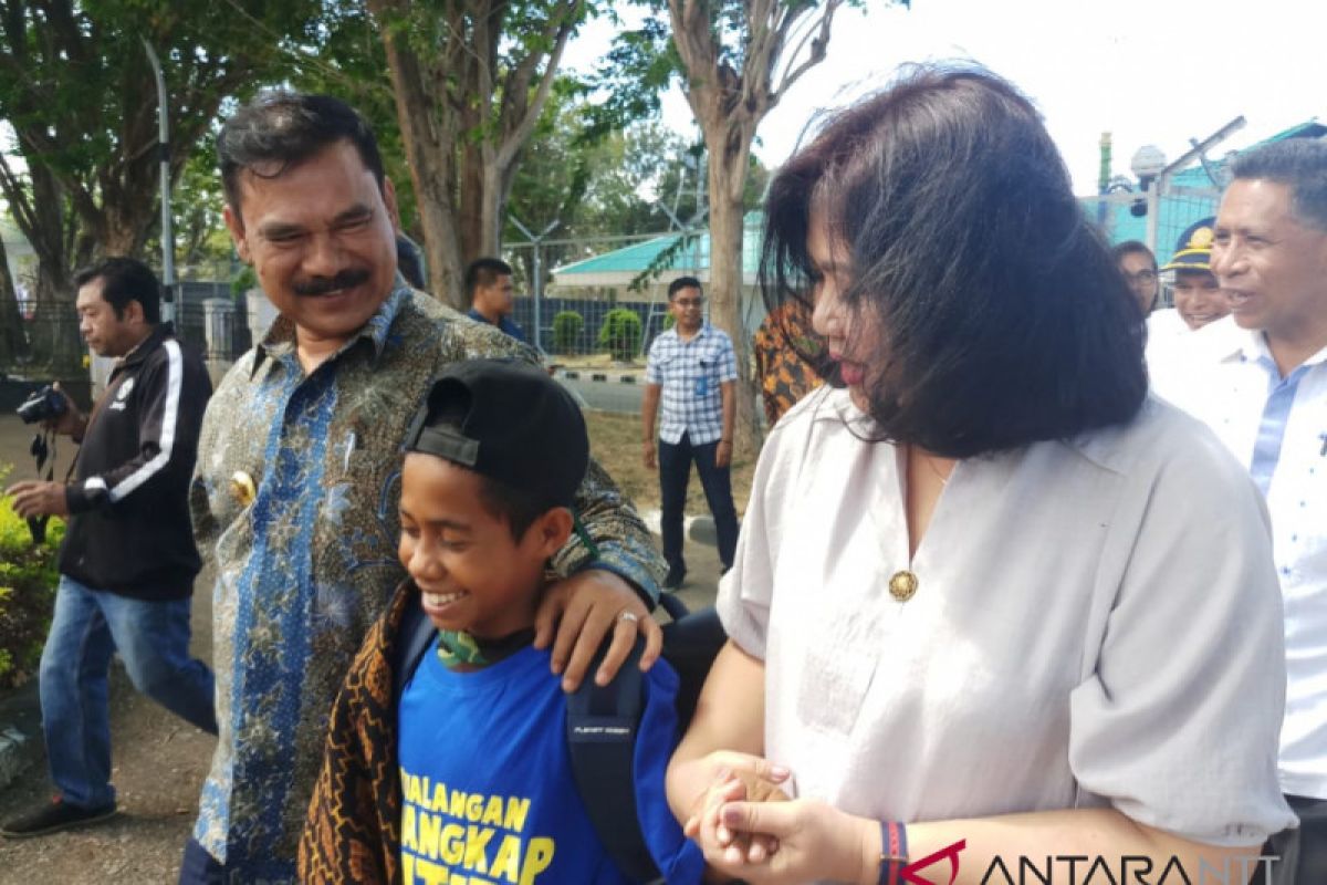 Penjabat Gubernur NTT jemput Joni di tangga pesawat