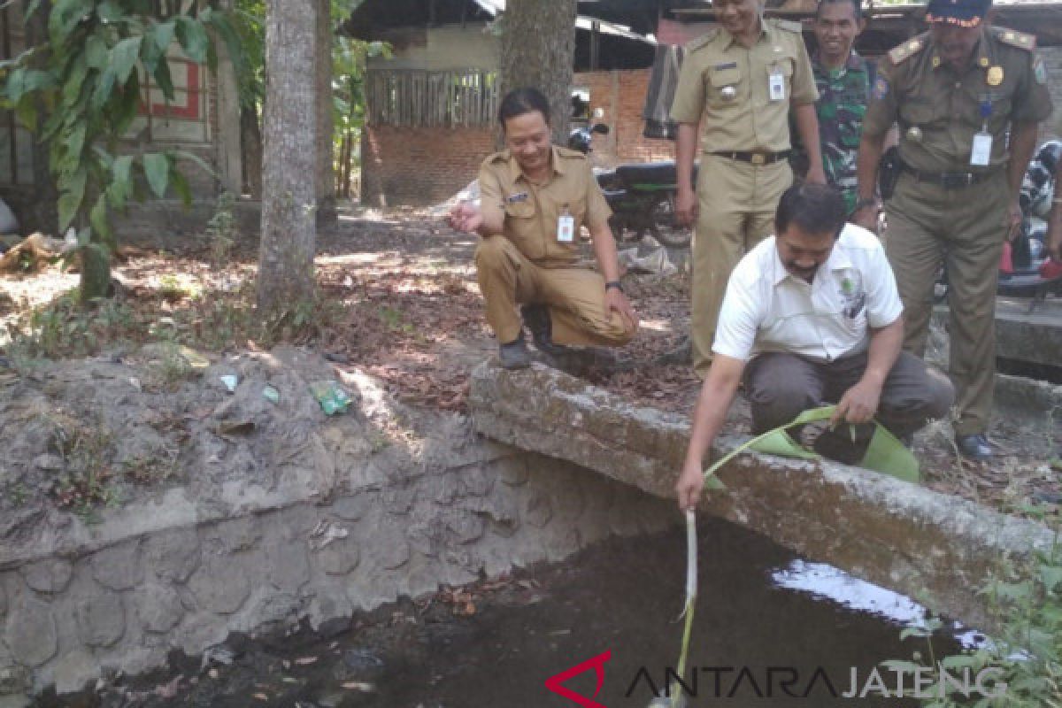 Dinas Lingkungan Hidup tinjau sungai tercemar di Kudus