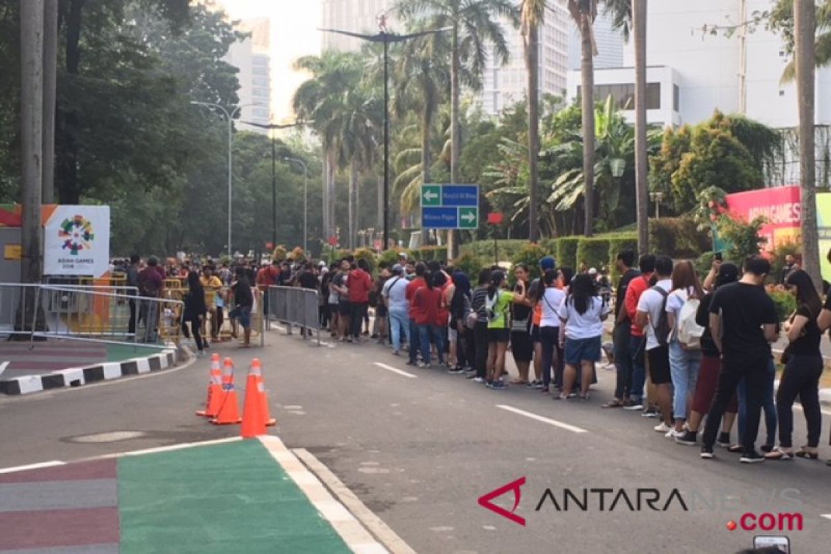 Ratusan orang antre sejak subuh demi tiket final badminton putra