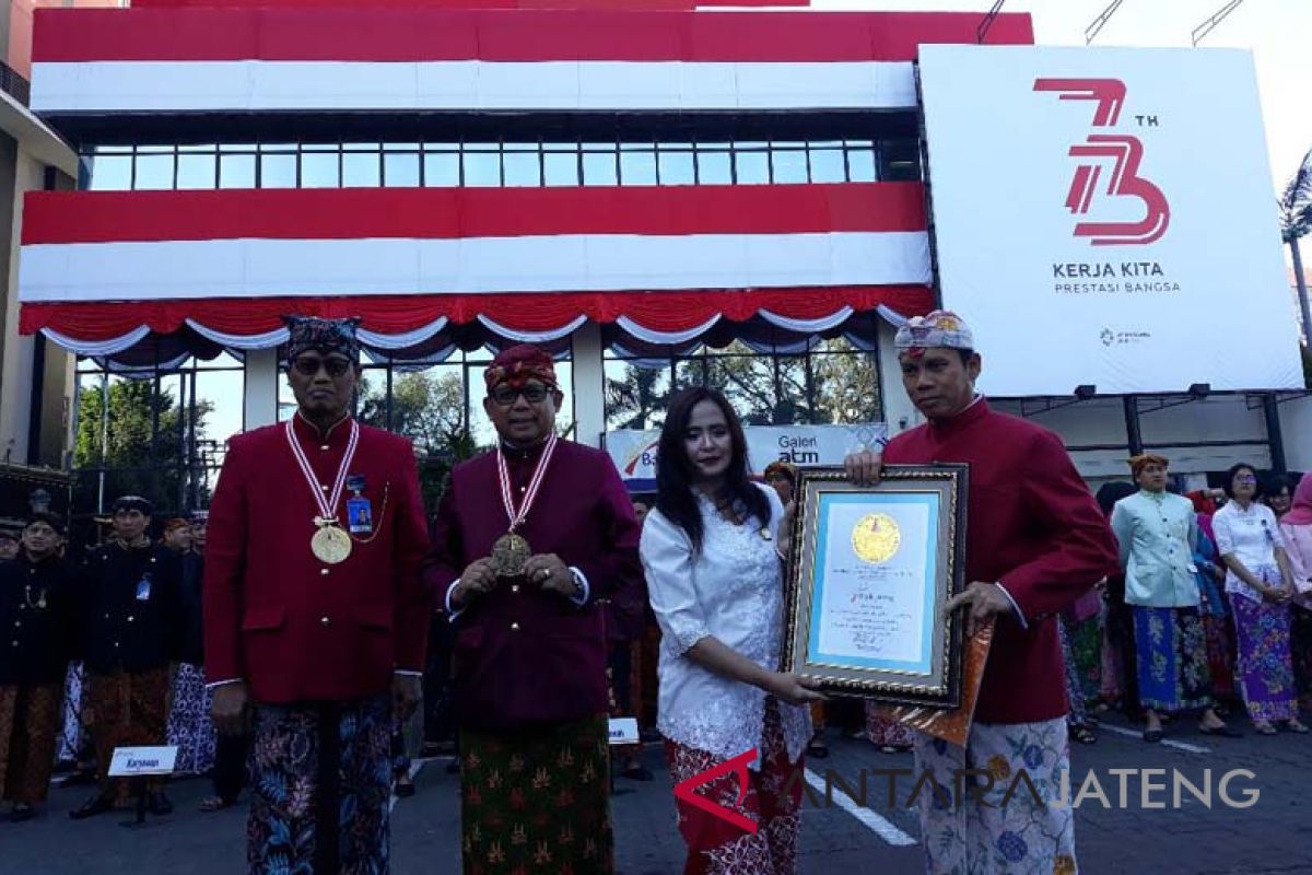 Bentangan kain merah putih Bank Jateng masuk rekor Muri