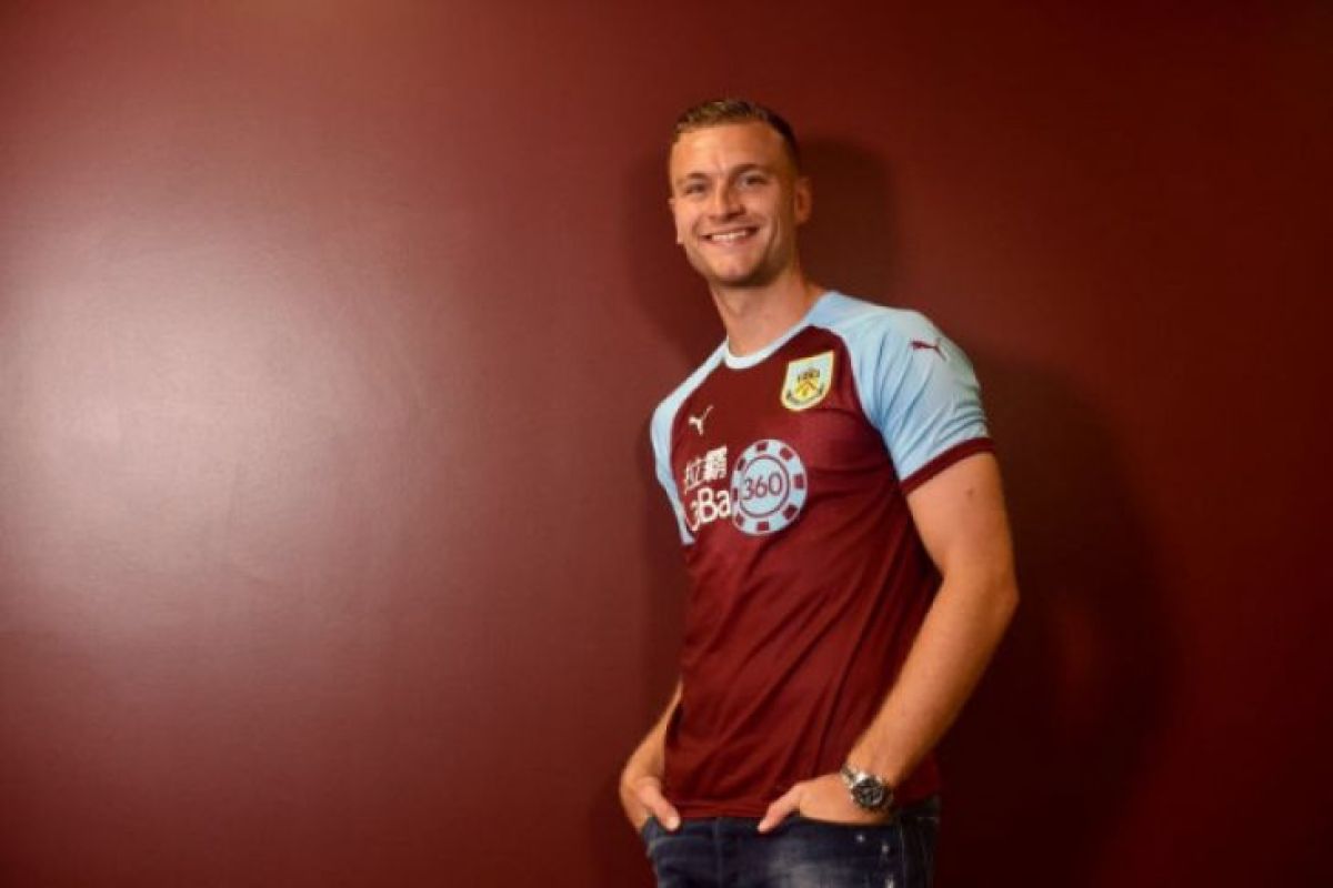 Burnley resmi rekrut Ben Gibson dari Middlesbrough