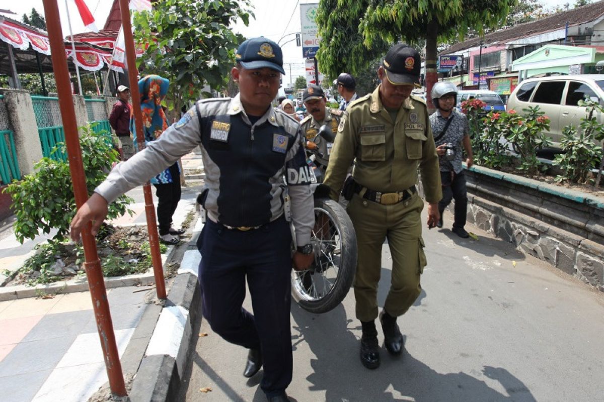 Operasi tertib lalin, satu motor diangkut petugas