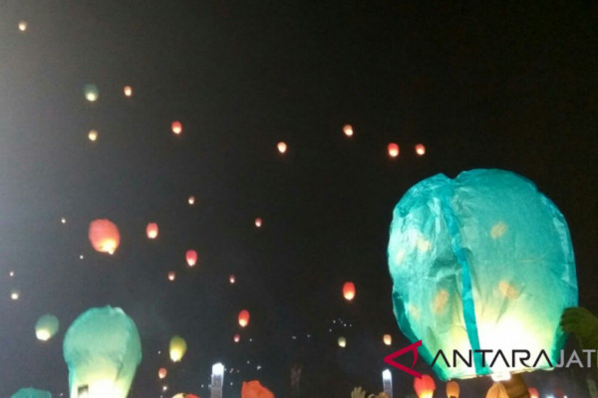 Ribuan lampion diterbangkan pada Dieng Culture Festival 2018