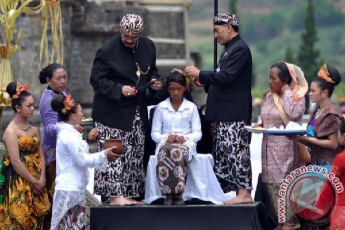 12 Anak ikuti ritual potong rambut gimbal akhiri DCF 2018