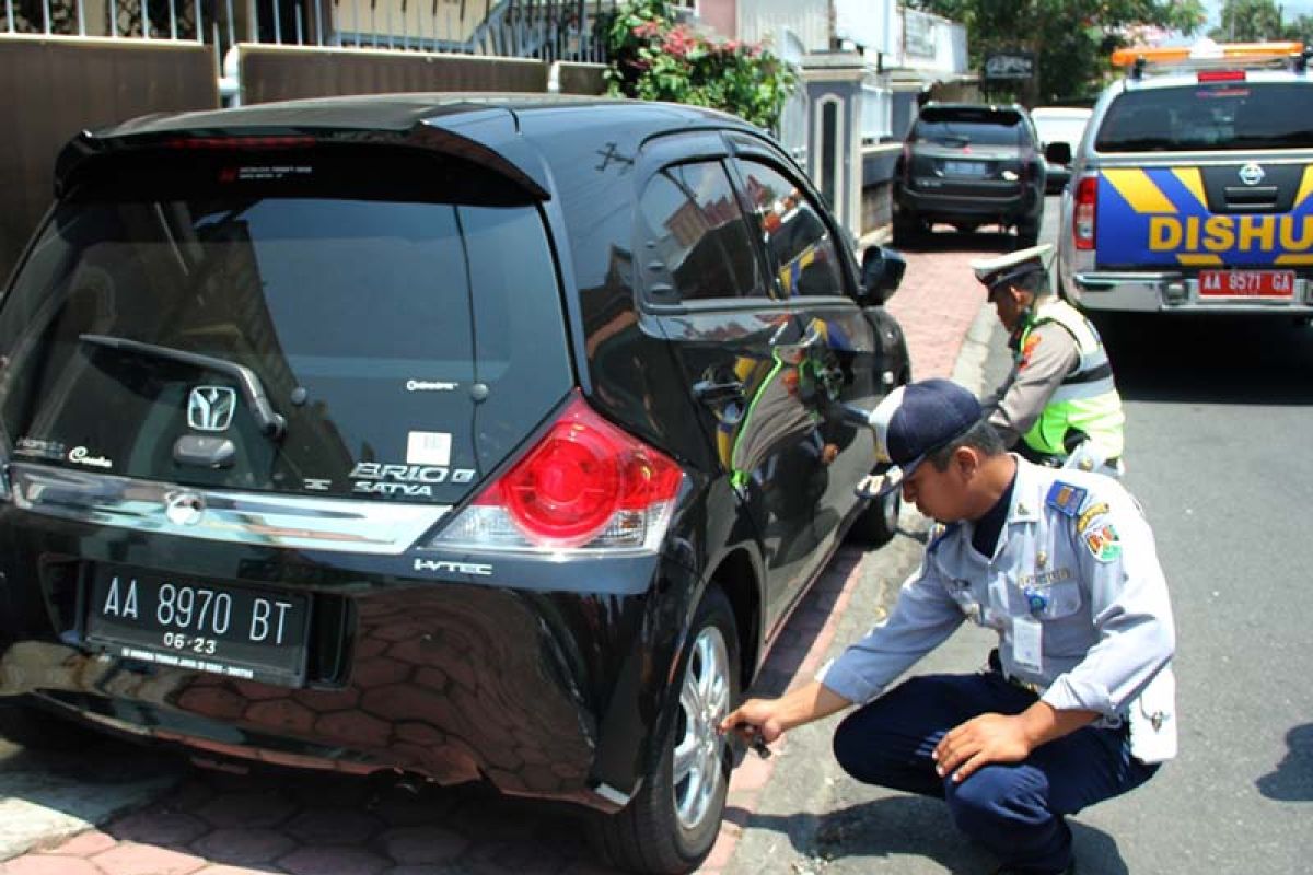 Mobil parkir sembarangan, petugas kempesi ban