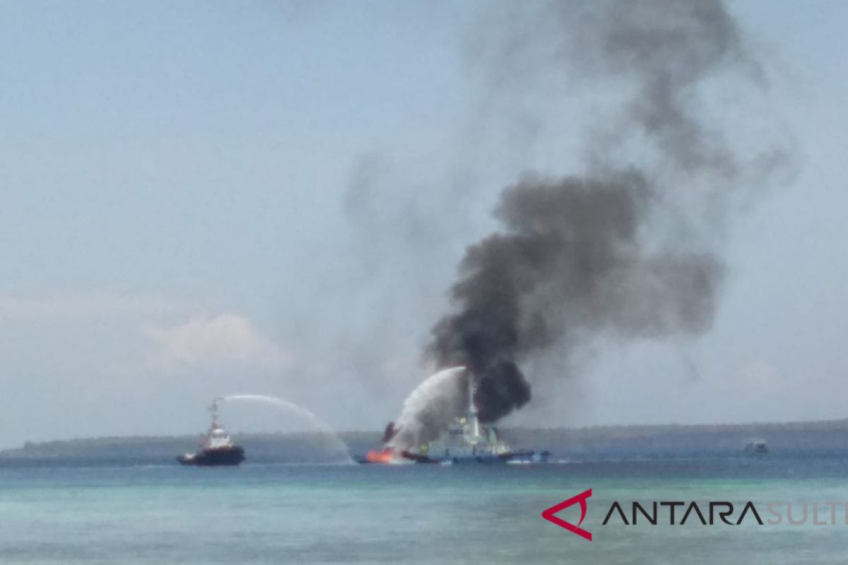 Kapal muatan bbm terbakar di Pelabuhan Sulaa