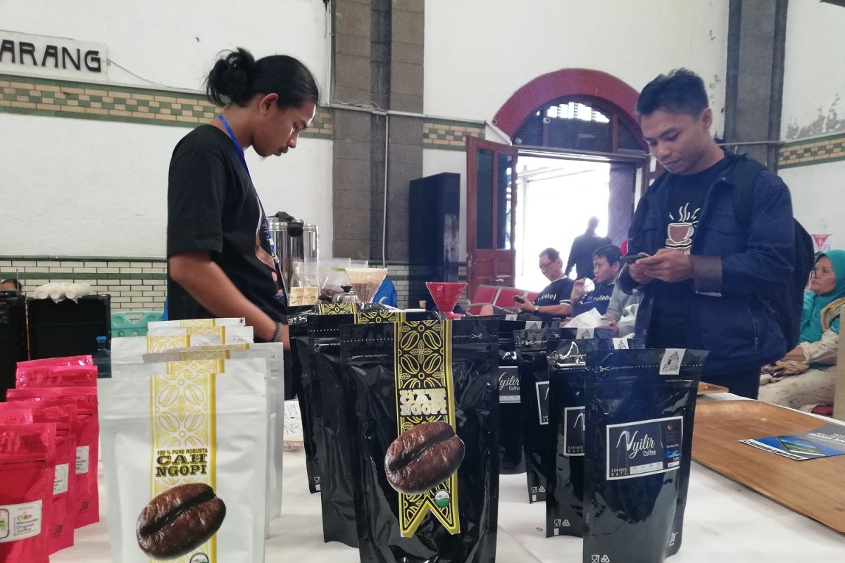 KAI Semarang bagikan 5.000 cangkir kopi gratis