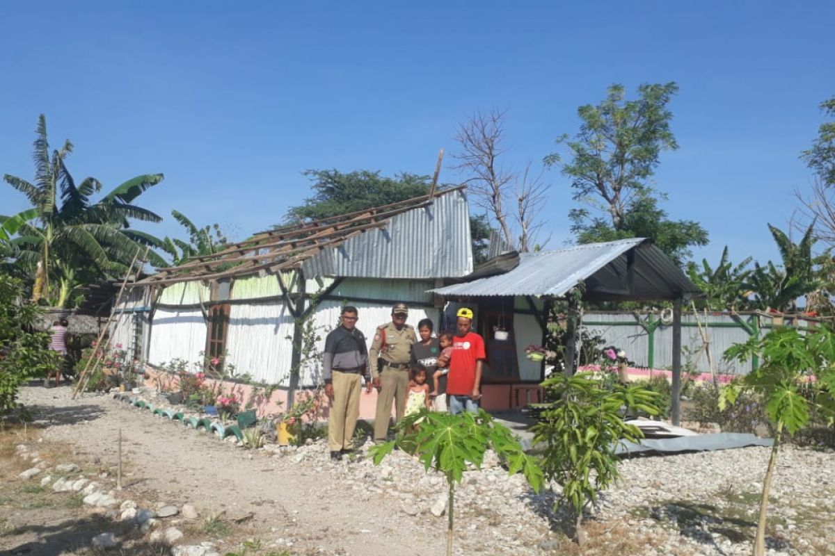 Angin kencang rontokan 51 rumah di NTT