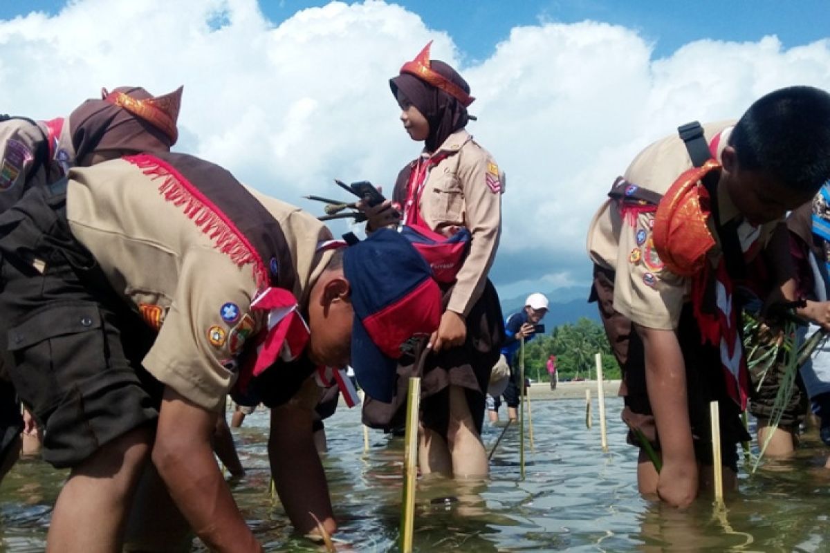 Peserta KBN tanam ribuan mangrove di Parigi