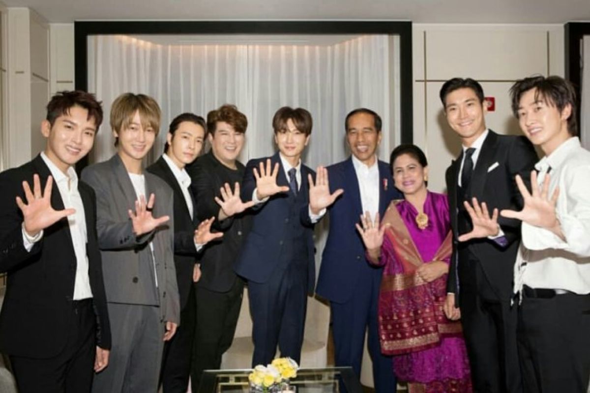 Personel Super Junior goyang dayung bareng Jokowi