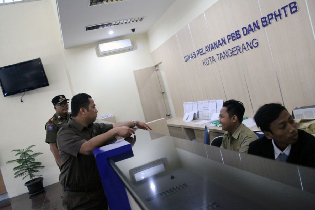 Walikota Tangerang sedang mengecek pelayanan di kantor Bapenda. ANTARA/HO- Pada 2023 realisasi mencapai 14,99 triliun dari target Rp9,67 triliun. Hal ini menunjukkan Kota Tangerang masih menjadi tujuan investasi bagi pelaku usahaTangerang