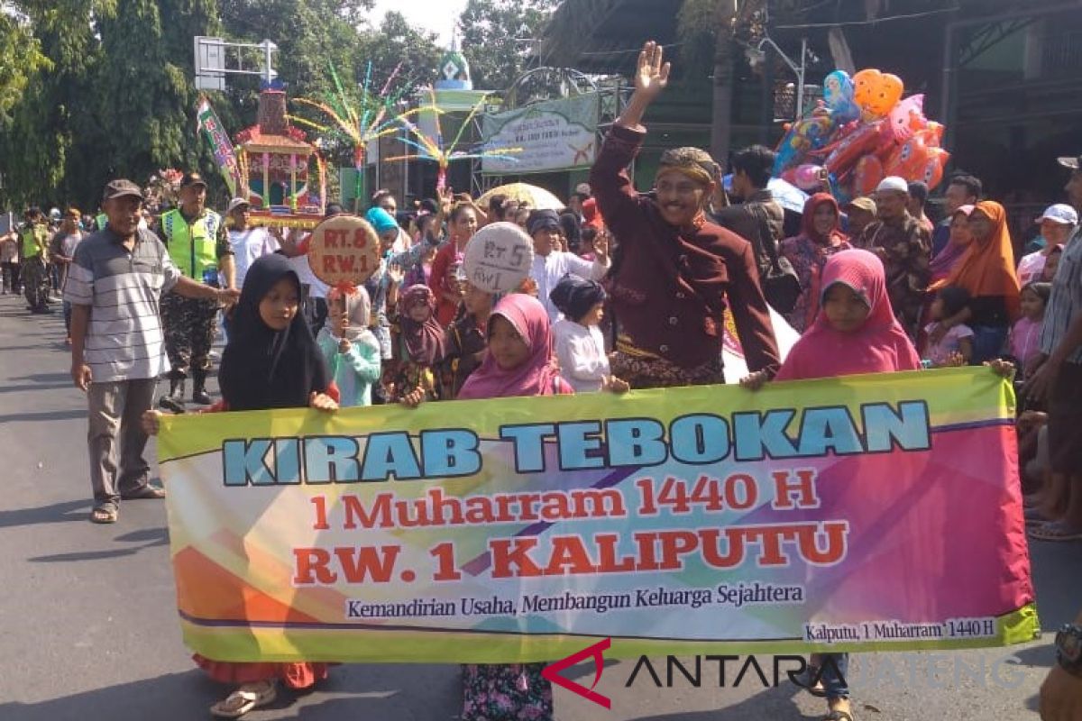 Lestari, kirab budaya Tebokan di Kudus