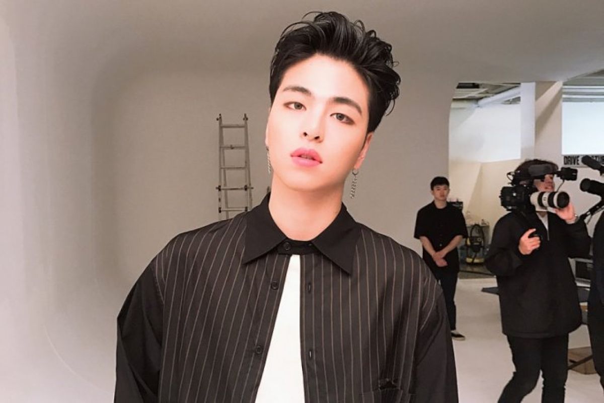 Junhoe iKON minta maaf pada penggemar atas komentar di media sosialnya