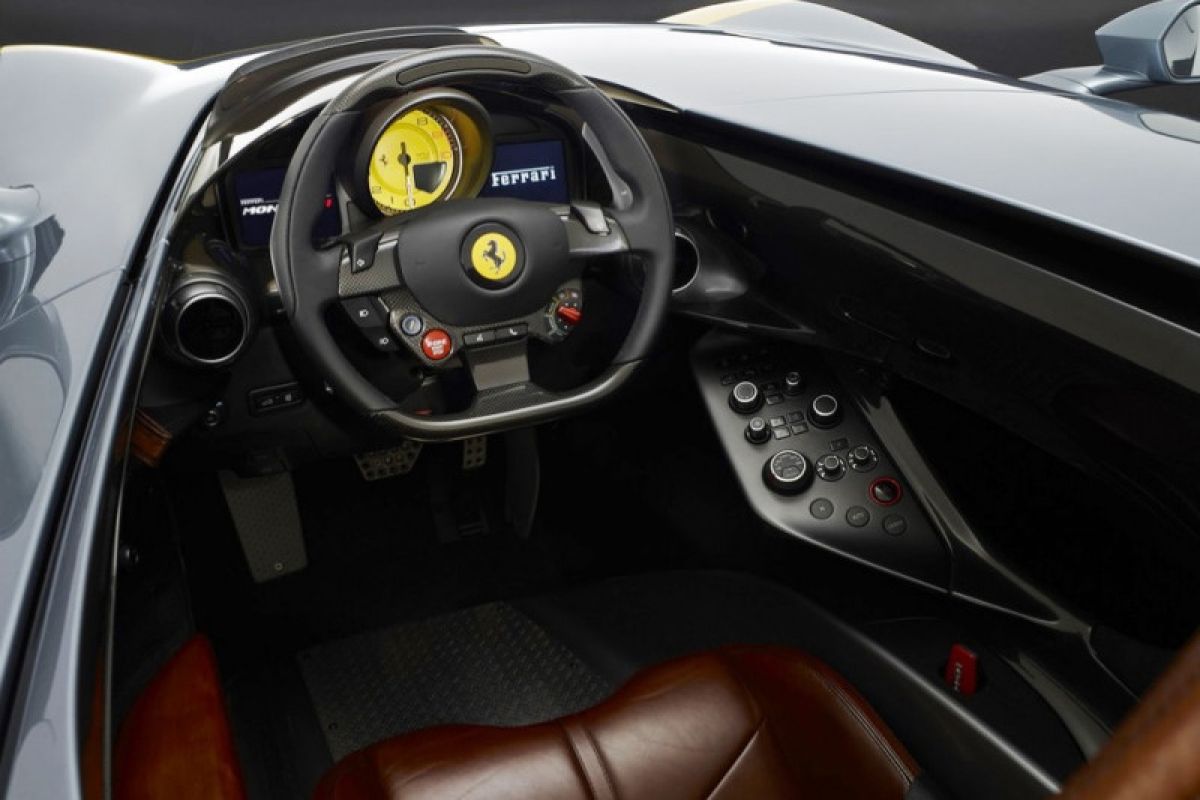 Seorang pria mabuk curi Ferrari dari dealer