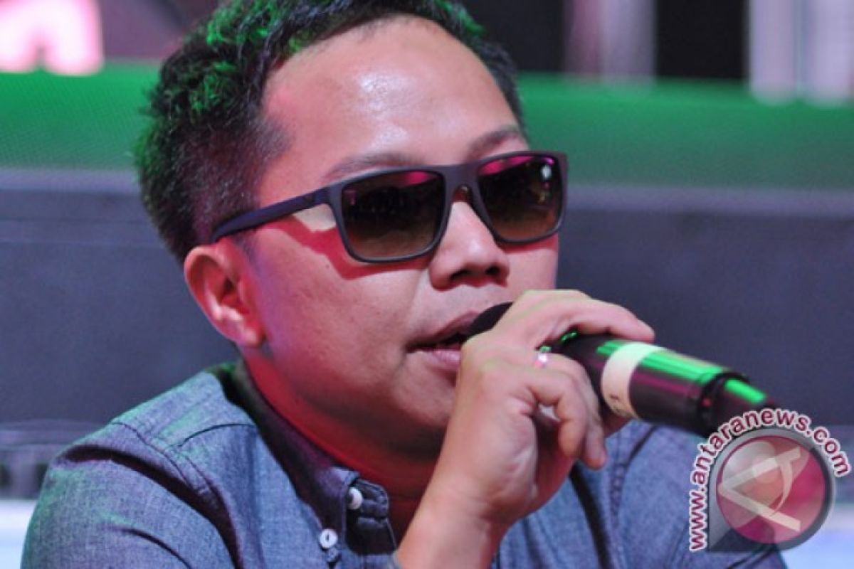 Sandhy Sondoro bilang masih terlalu dini arahkan anak jadi musisi