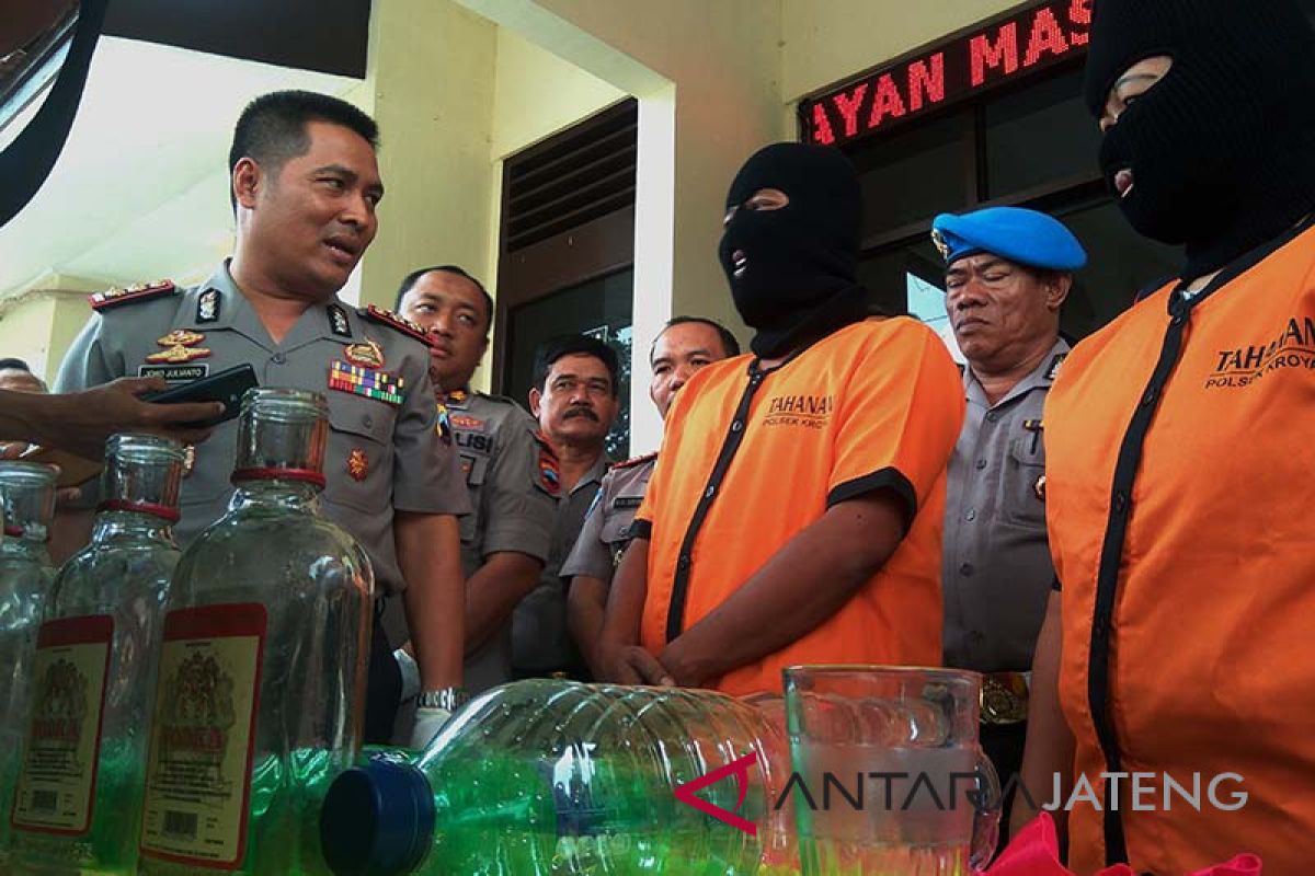 Dua orang tewas setelah tenggak minuman oplosan (VIDEO)