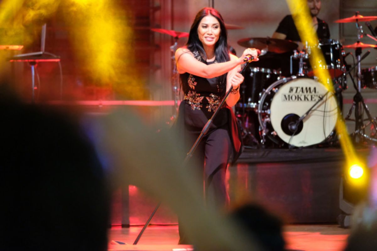 Anggun C Sasmi torehkan prestasi masuk Billboard lewat "The Good Is Back"