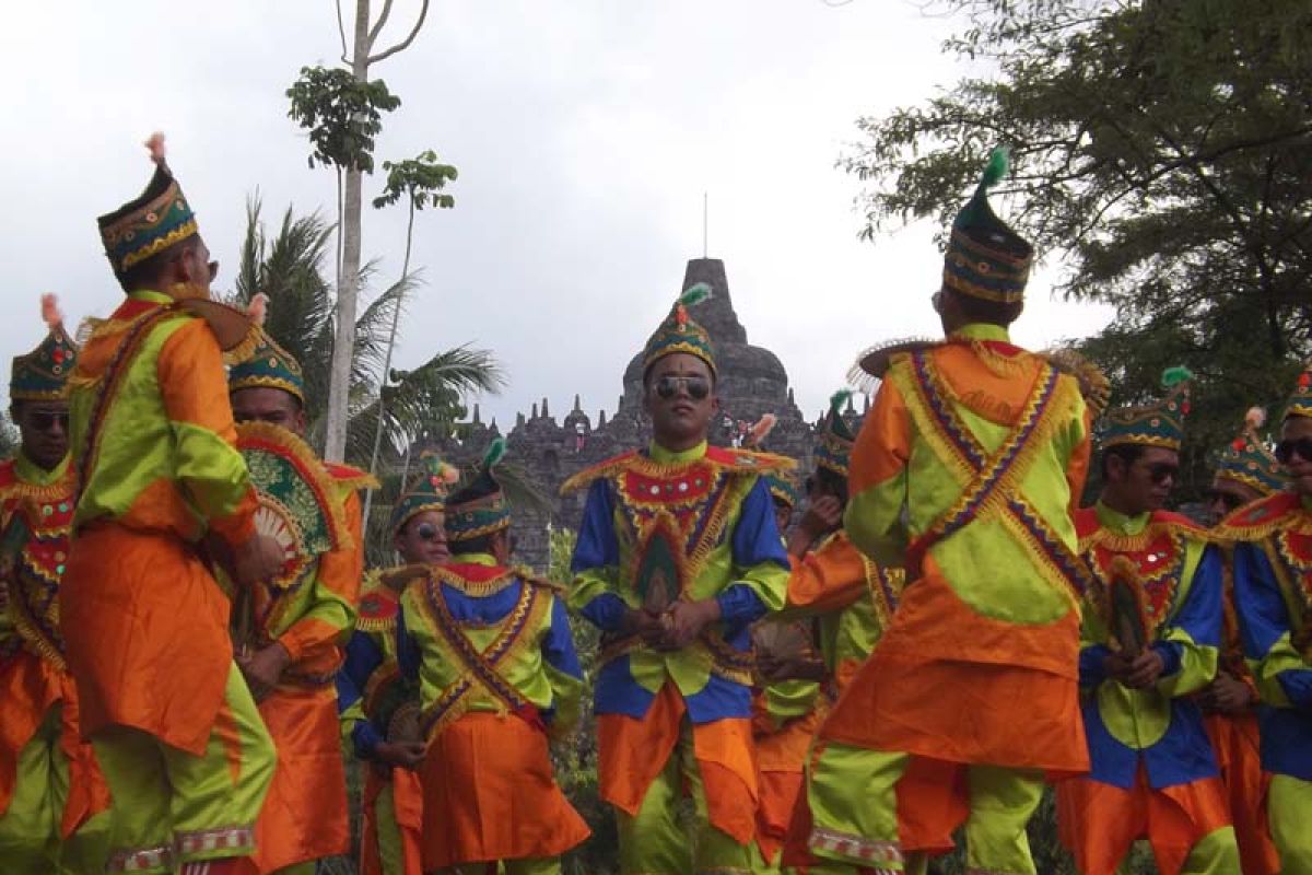 Yayasan Brayat Panangkaran sajikan kesenian rakyat di Borobudur