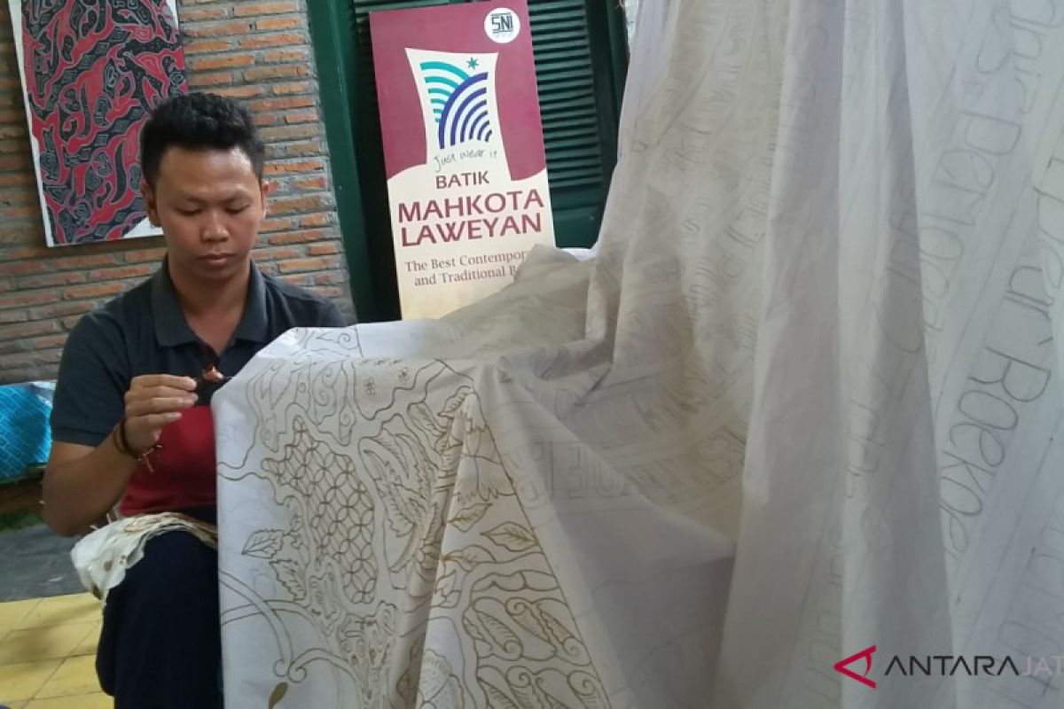 Pengusaha tuliskan teks Sumpah Pemuda pada kain batik kreasinya