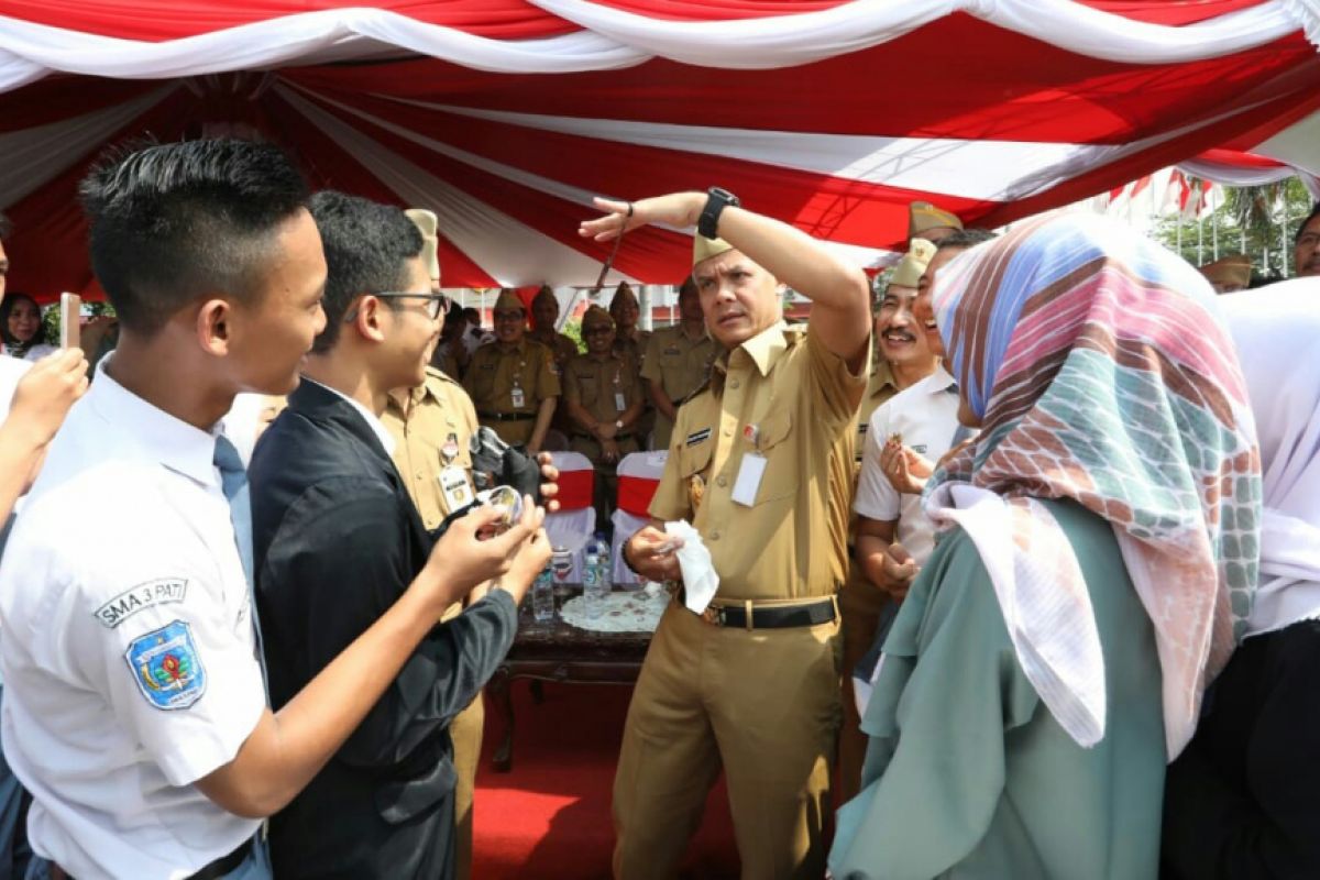 Ganjar menerima berbagai kejutan kado ultah dari masyarakat