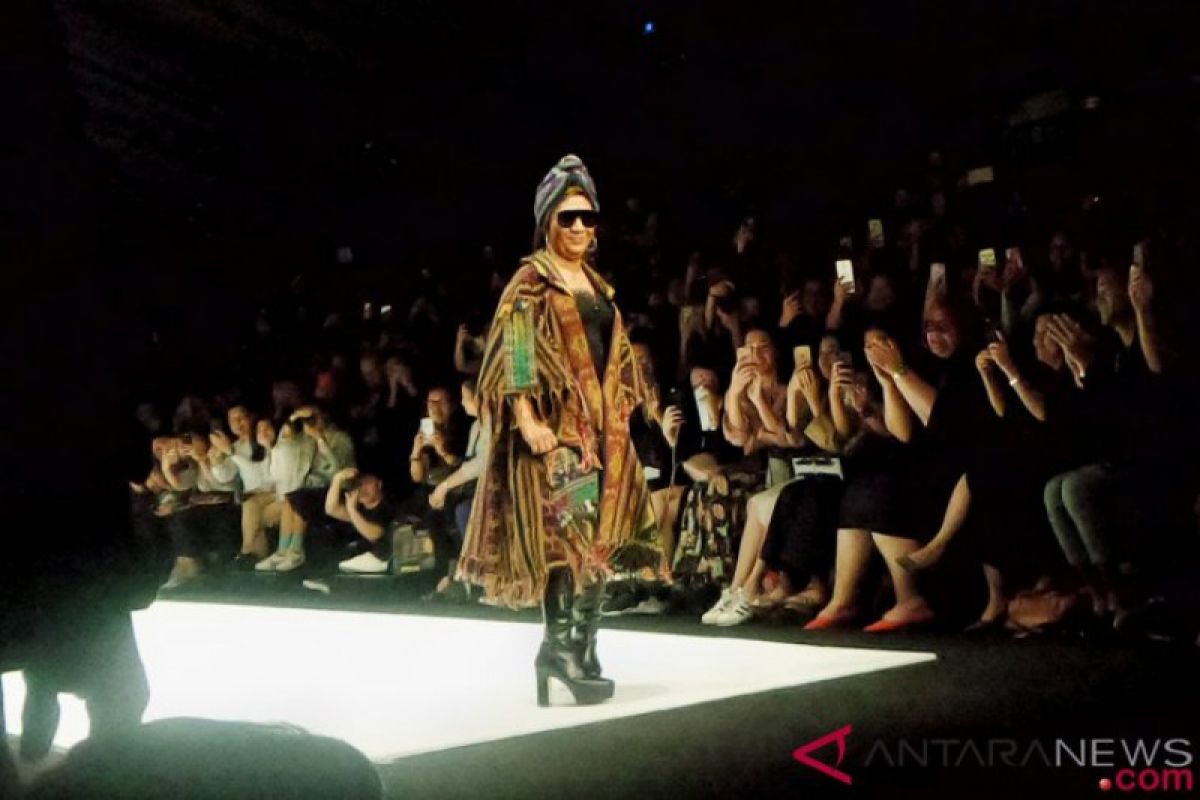 Susi Pudjiastuti tampil di show Anne Avantie