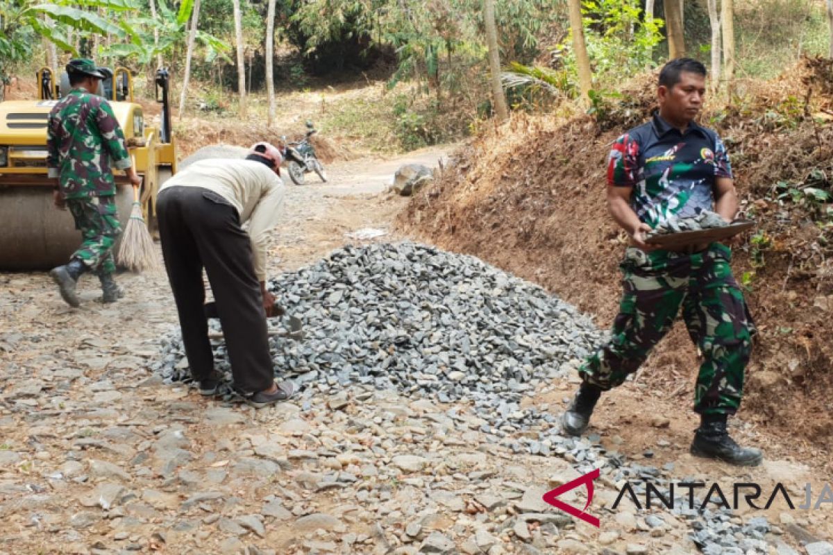 TMMD tuntaskan jalan penghubung antardesa di Batang