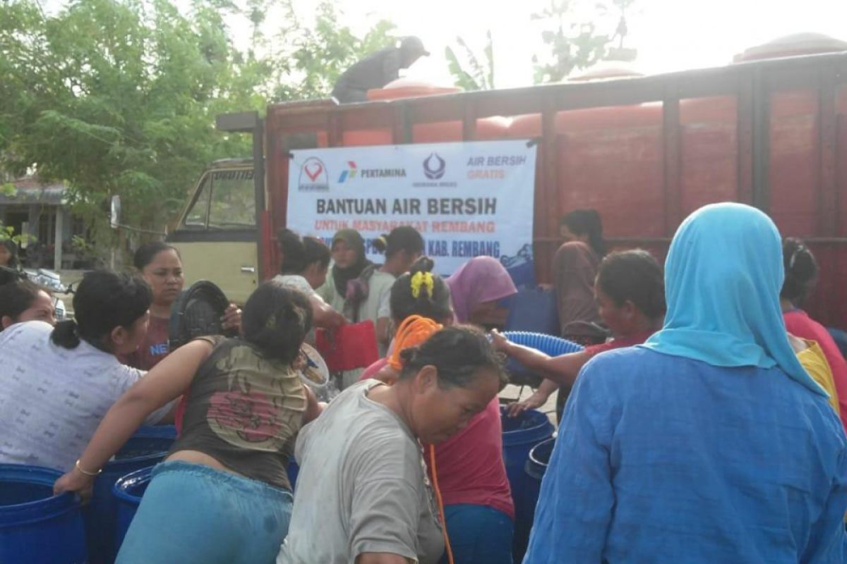 Pertamina kirimkan 18.000 liter air bersih untuk Rembang.